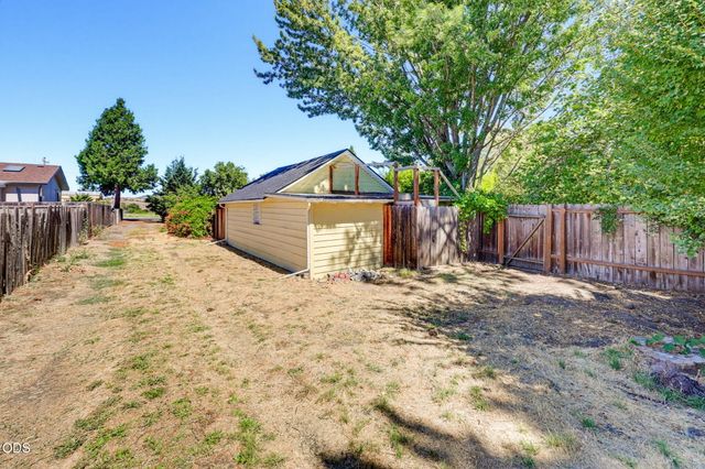 235 Gibson Street, Talent, OR 97540
