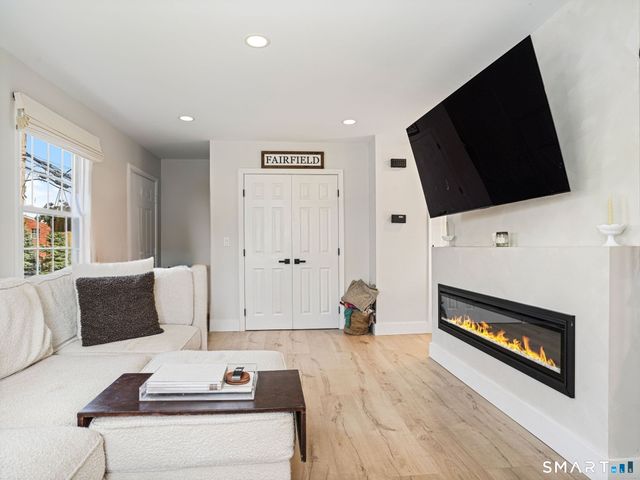 1117 Black Rock Turnpike 1117, Fairfield, CT 06825