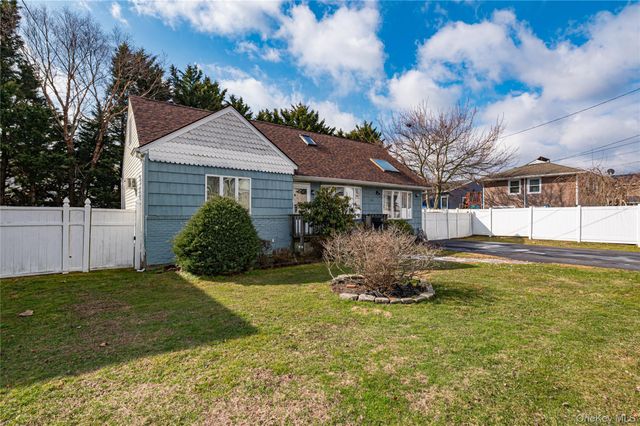 14 Willoughby Place, West Islip, NY 11795