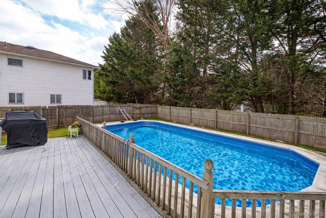 14 Willoughby Place, West Islip, NY 11795