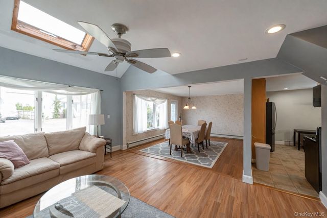 14 Willoughby Place, West Islip, NY 11795
