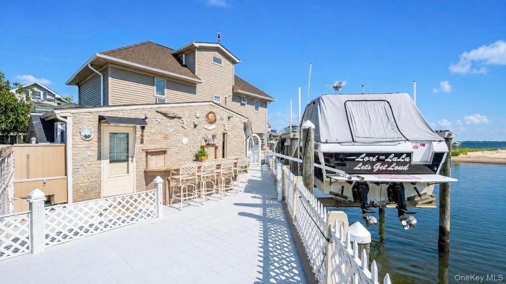 959 S 5th Street, Lindenhurst, NY 11757 — photo 2