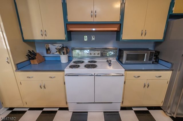 5 Pardun Ave, Milltown Boro, NJ 08850