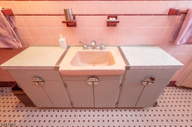 5 Pardun Ave, Milltown Boro, NJ 08850