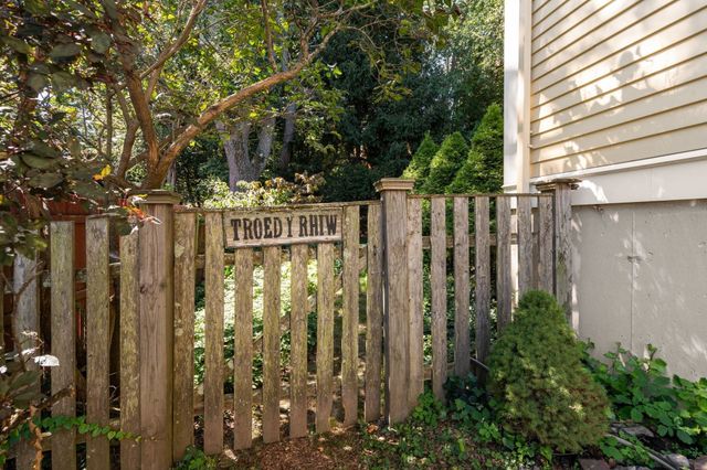 75 Seaverns Ave, Boston, MA 02130