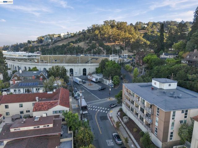 2 Panoramic Way 105, Berkeley, CA 94704