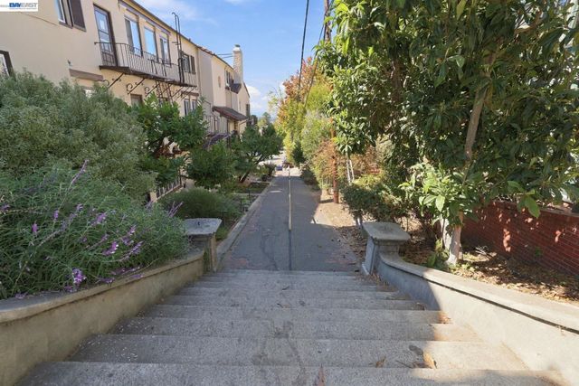2 Panoramic Way 105, Berkeley, CA 94704