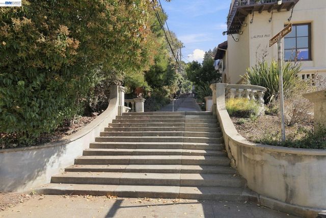 2 Panoramic Way 105, Berkeley, CA 94704