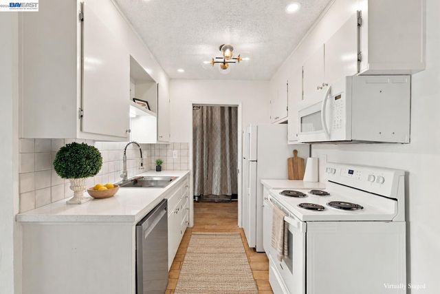 2 Panoramic Way 105, Berkeley, CA 94704