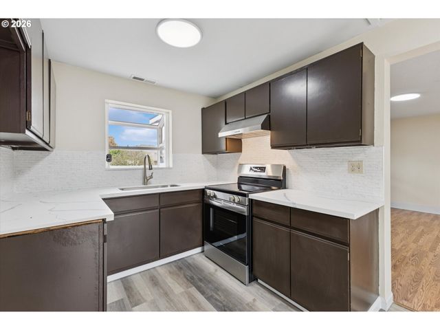 8305 Se SCHILLER St, Portland, OR 97266