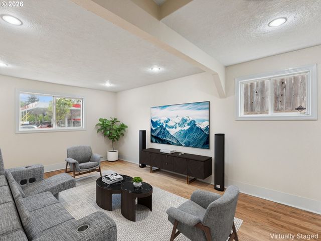 8305 Se SCHILLER St, Portland, OR 97266