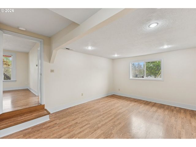 8305 Se SCHILLER St, Portland, OR 97266