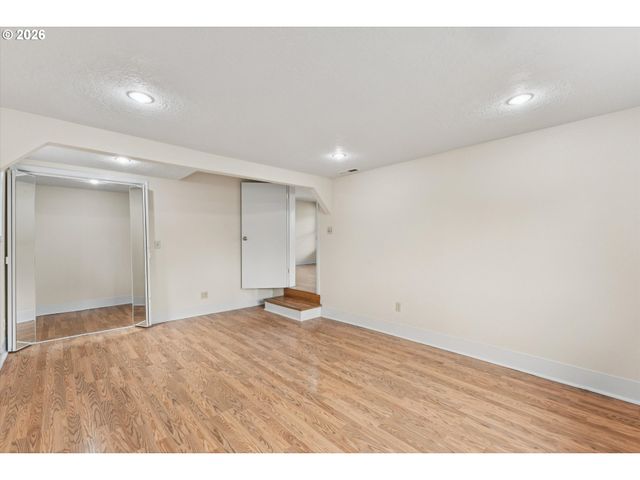 8305 Se SCHILLER St, Portland, OR 97266