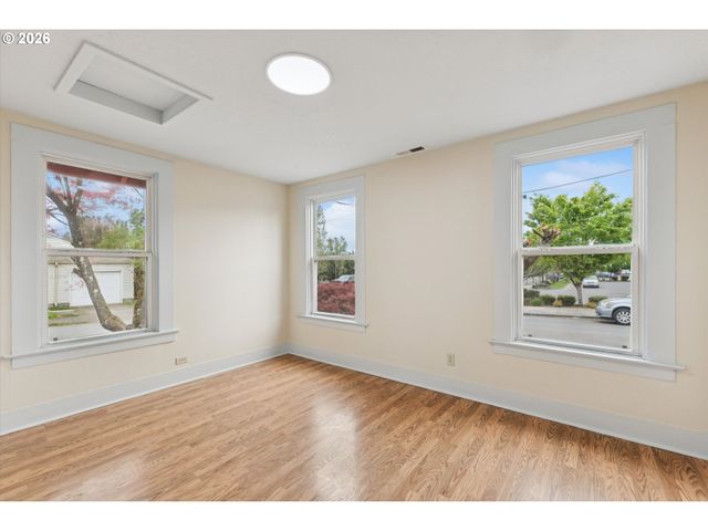 8305 Se SCHILLER St, Portland, OR 97266