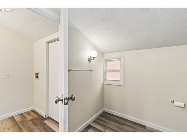 8305 Se SCHILLER St, Portland, OR 97266