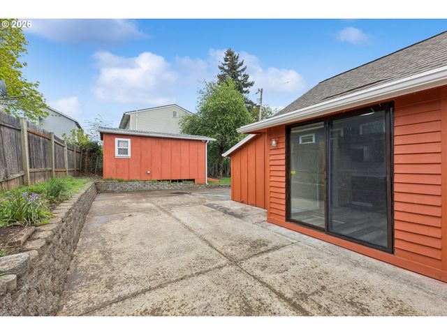 8305 Se SCHILLER St, Portland, OR 97266