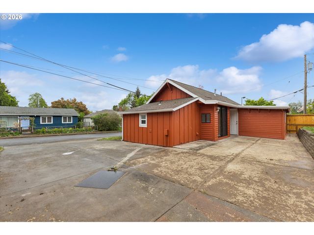 8305 Se SCHILLER St, Portland, OR 97266