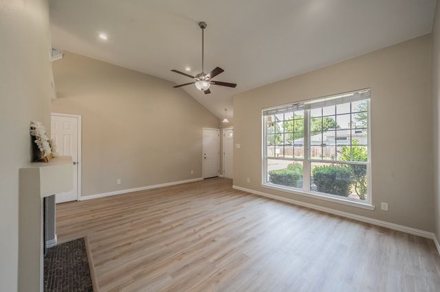 829 Brentwood Drive, Grand Prairie, TX 75052