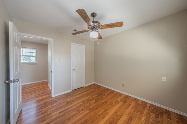 829 Brentwood Drive, Grand Prairie, TX 75052