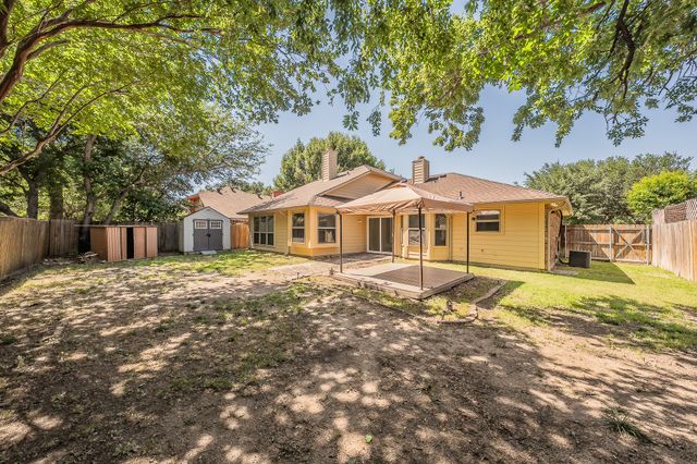 829 Brentwood Drive, Grand Prairie, TX 75052