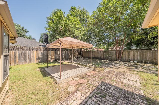 829 Brentwood Drive, Grand Prairie, TX 75052