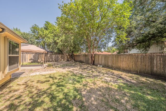 829 Brentwood Drive, Grand Prairie, TX 75052