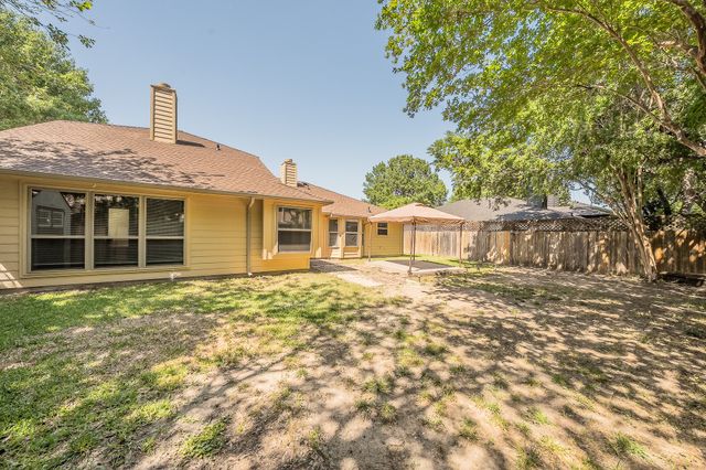 829 Brentwood Drive, Grand Prairie, TX 75052