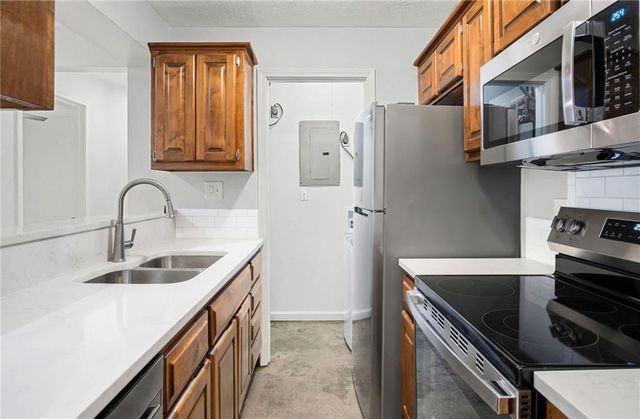 12027 W 58th Place B, Shawnee, KS 66216