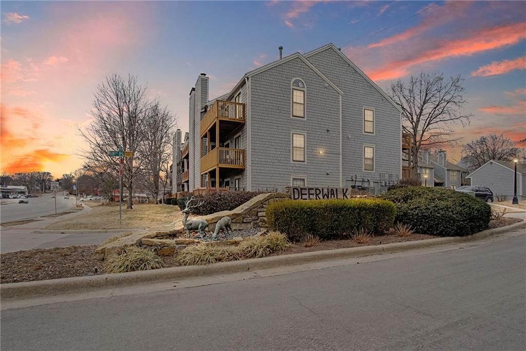 12027 W 58th Place B, Shawnee, KS 66216