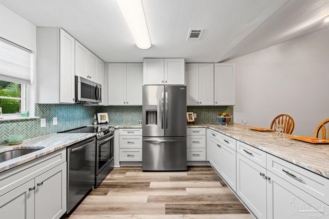 6885 Kapok Dr, Milton, FL 32583