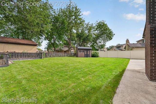 27423 Oakcrest Drive, Brownstown Charter Township, MI 48183