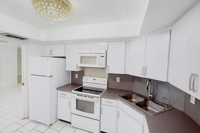 1739 Embassy Drive 202, West Palm Beach, FL 33401