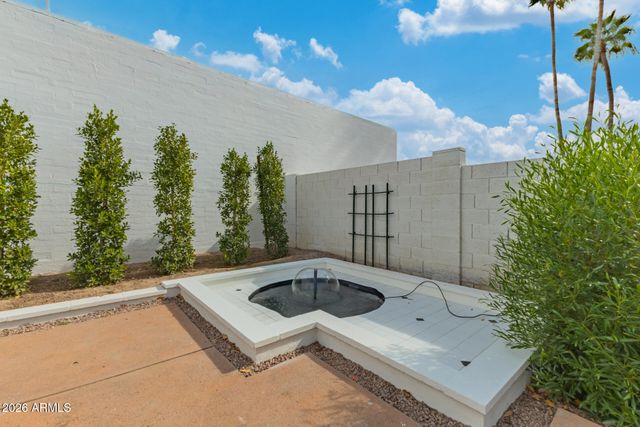 516 E PIPING ROCK Road, Phoenix, AZ 85022