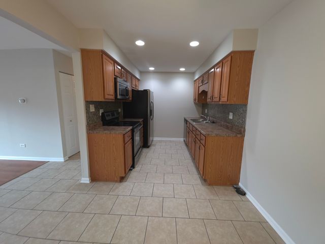 412 E Bailey Road 101, Naperville, IL 60565