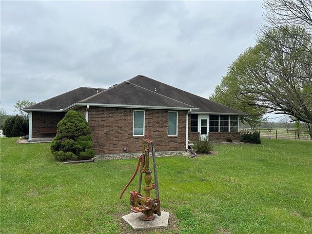 1379 NW M Highway, Clinton, MO 64735