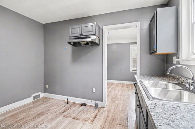 16605 Freeland Street, Detroit, MI 48235