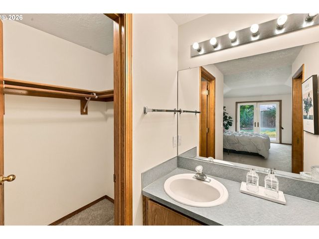 2016 N VALERI Dr, Newberg, OR 97132