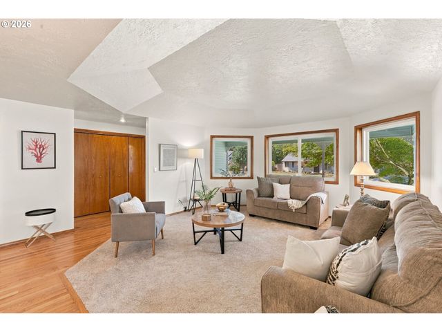 2016 N VALERI Dr, Newberg, OR 97132