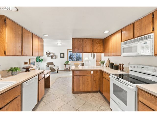 2016 N VALERI Dr, Newberg, OR 97132