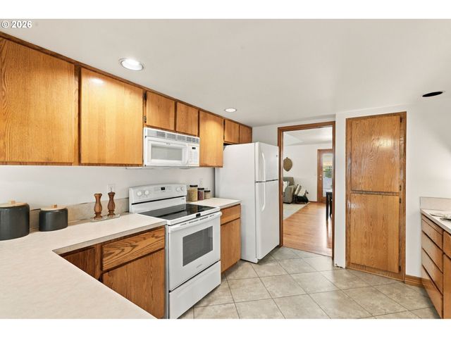 2016 N VALERI Dr, Newberg, OR 97132