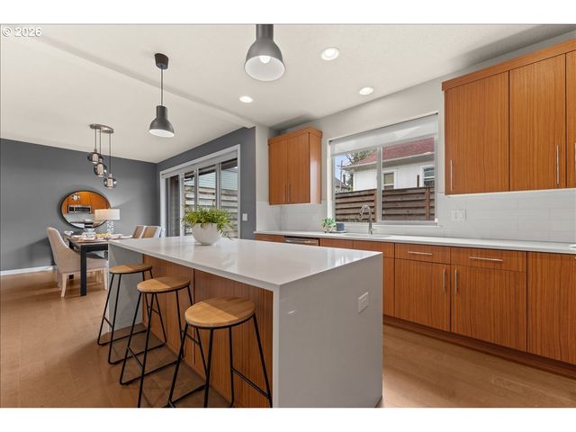 37 Ne SKIDMORE St, Portland, OR 97211