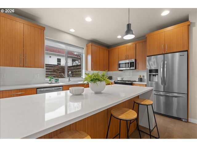 37 Ne SKIDMORE St, Portland, OR 97211