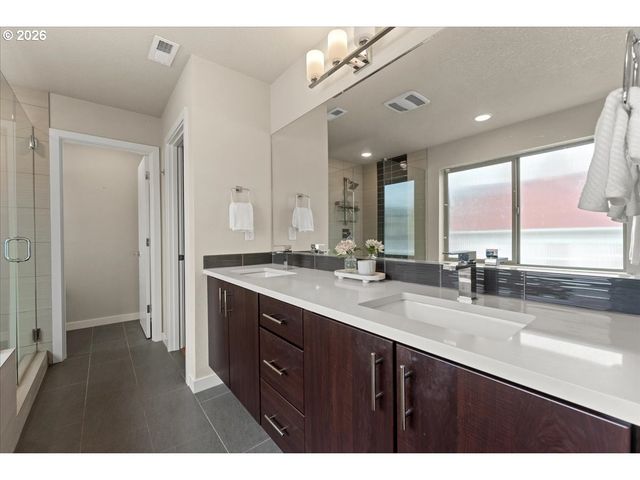 37 Ne SKIDMORE St, Portland, OR 97211