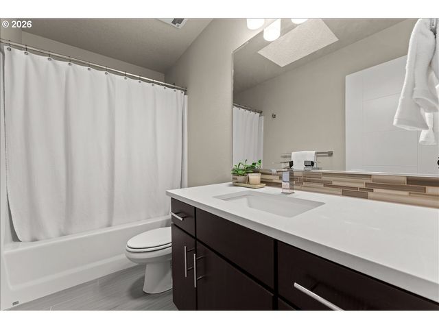 37 Ne SKIDMORE St, Portland, OR 97211