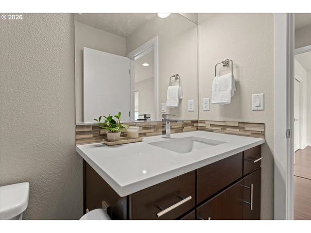 37 Ne SKIDMORE St, Portland, OR 97211