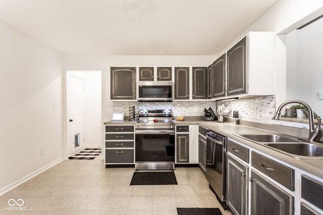 6119 Green Glade Drive, Whitestown, IN 46075