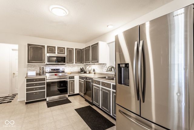 6119 Green Glade Drive, Whitestown, IN 46075