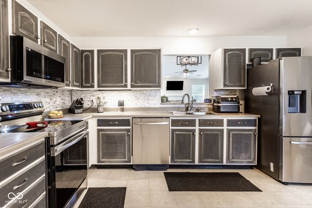 6119 Green Glade Drive, Whitestown, IN 46075