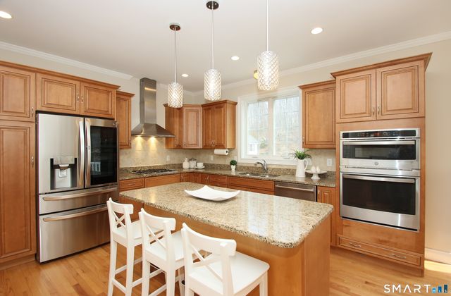 98 Arbor Crossing, East Lyme, CT 06333