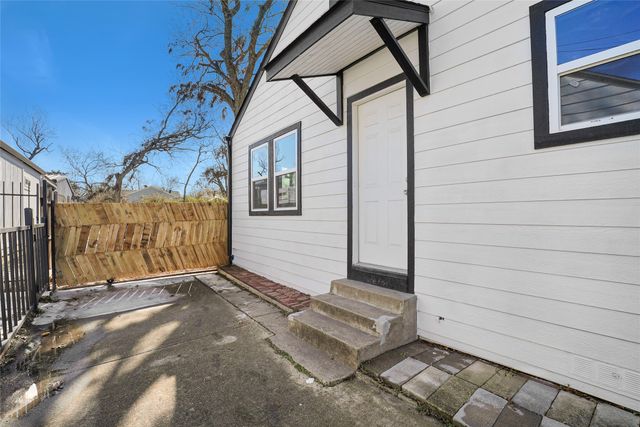 734 Genoa Avenue, Dallas, TX 75216